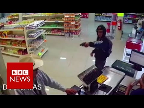 Moment mexican &#039;cowboy&#039; stopped armed robbery - BBC News