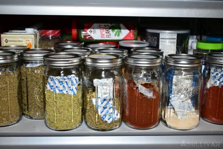spices in glass mason jars with o2 absorbers on pantry shelf