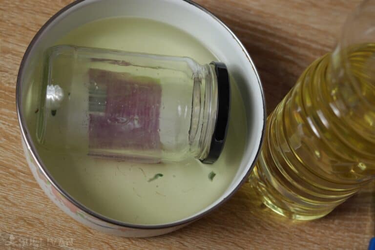 soaking jar in olive oil to remove its label