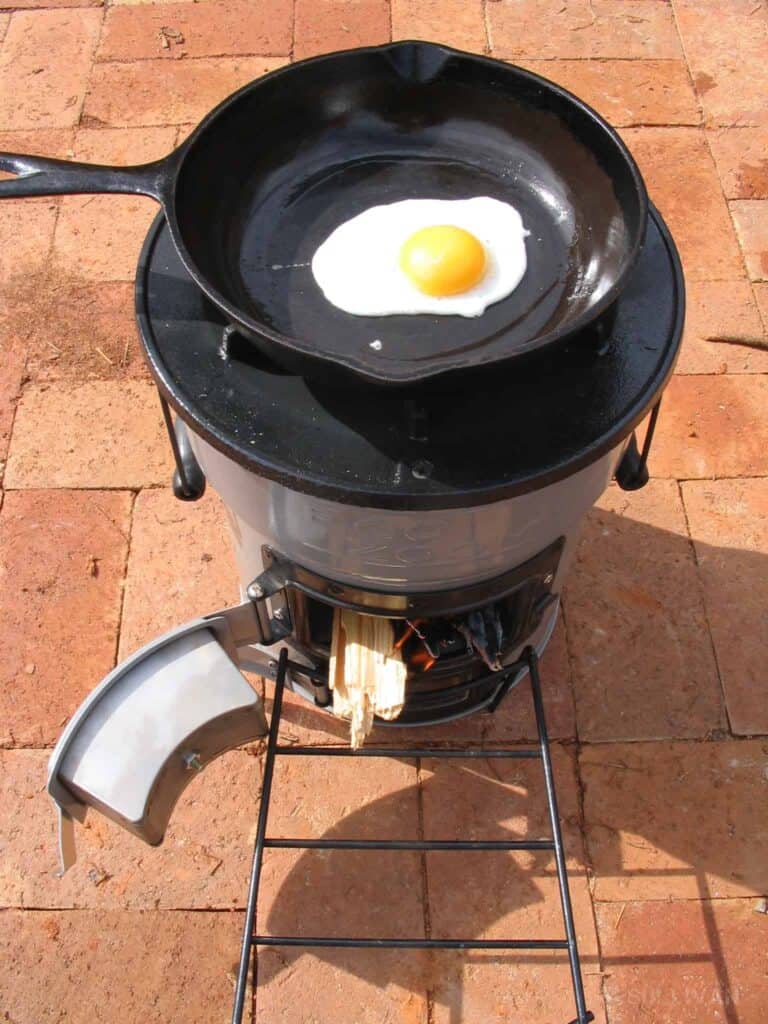 making scrambled egg on rocket stove