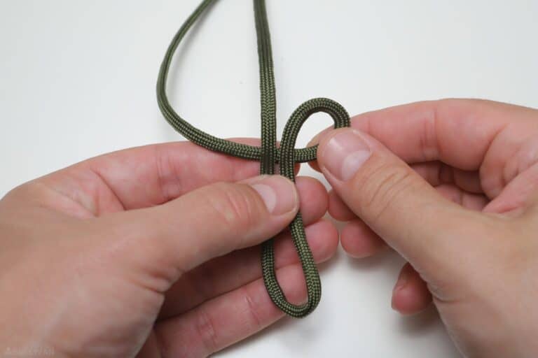 cobra knot make first loop