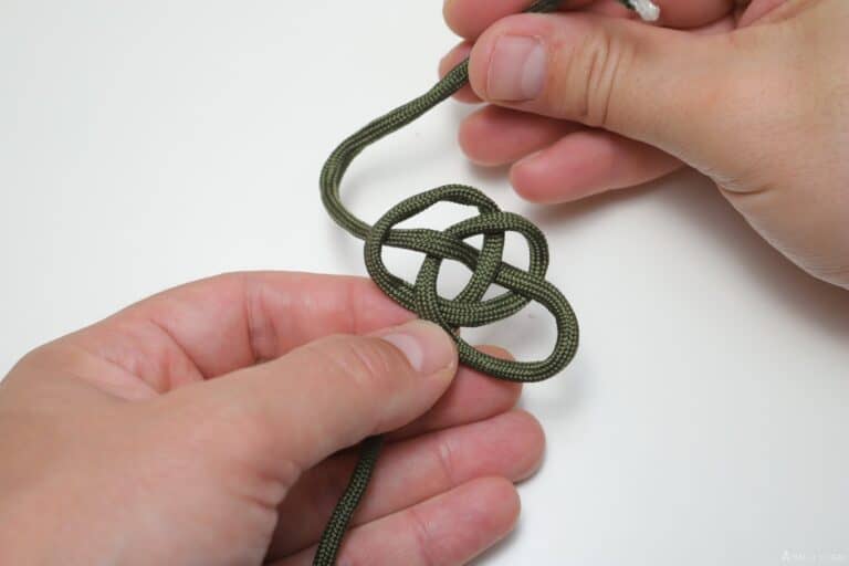 single strand knot and loop paracord bracelet making third loop
