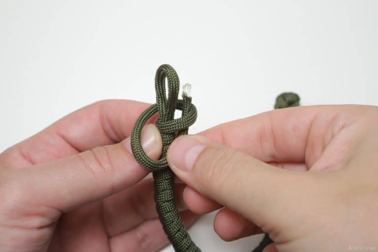 single strand knot and loop paracord bracelet moving free end through latest loop