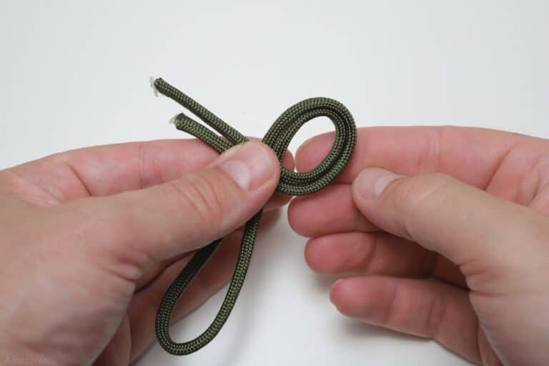 overhand knot make loop with both working ends
