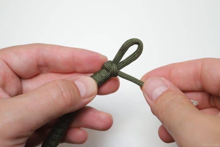 single strand knot and loop paracord bracelet pulling free end tight