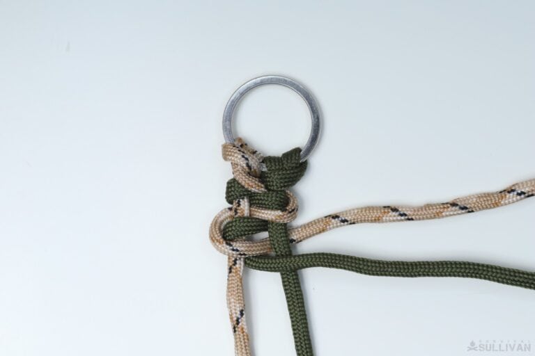 growling dog paracord keychain bring second thread through the middle again