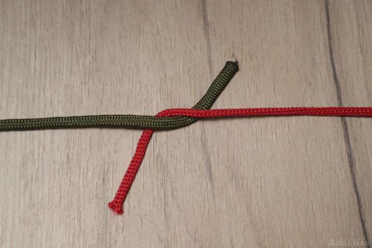 square knot crossing the upper cord under the lower one