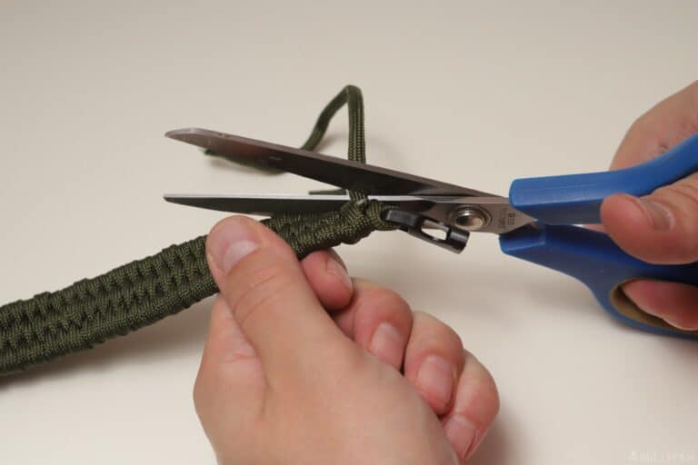 slim trilobite paracord bracelet cutting paracord with scissors