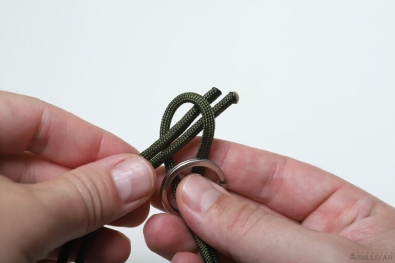 crisscross solomon paracord keychain moving free ends through loop