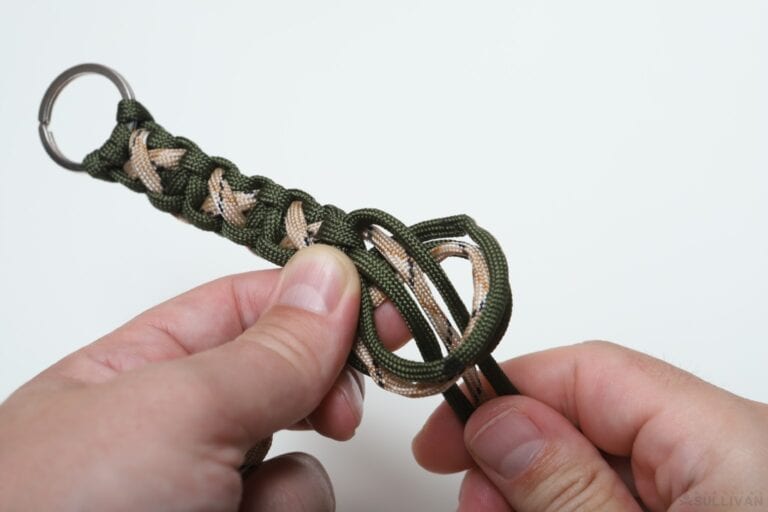 crisscross solomon paracord keychain pulling right side free ends through the loop