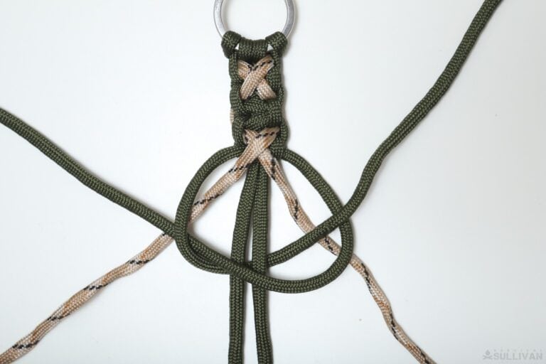 crisscross solomon paracord keychain seventh weave move right end to the left