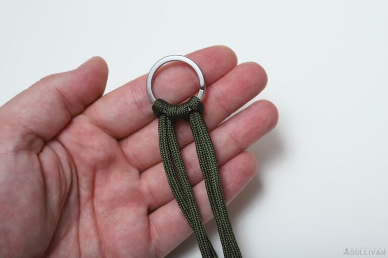 crisscross solomon paracord keychain tying the second hitch