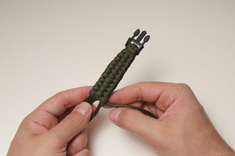 slim trilobite paracord bracelet weaving progress