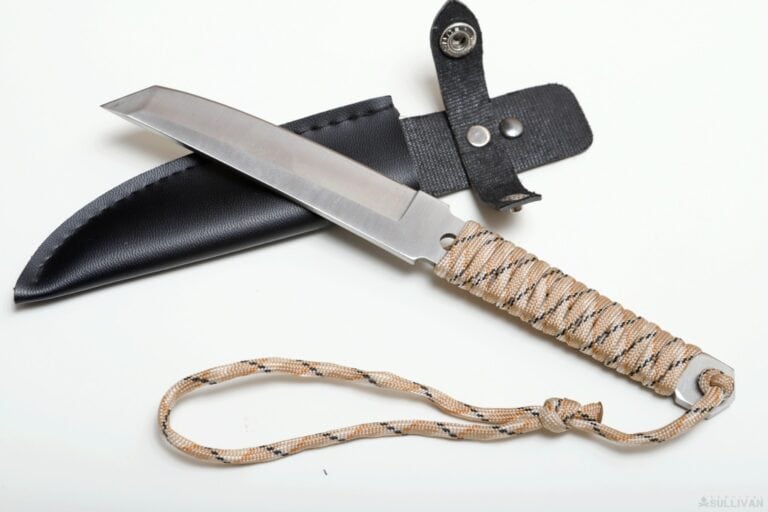 knife with a paracord handle